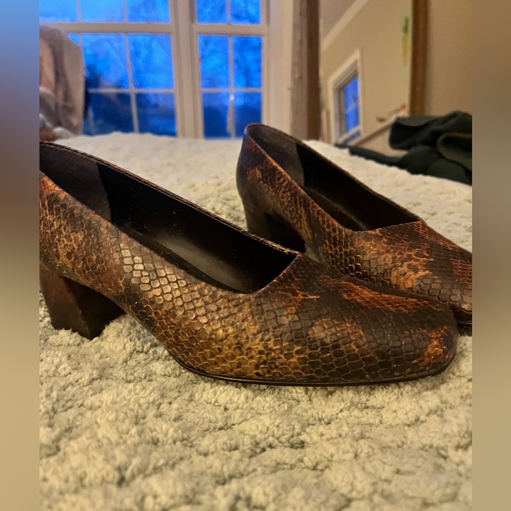 Vintage Enzo Angiolini shoes great conditionn